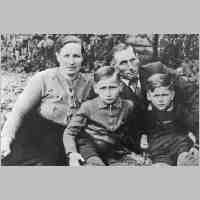 043-0021 Elfriede u. Egon Stattaus mit den Soehnen Willy u. Dieter im Mai 1942.jpg